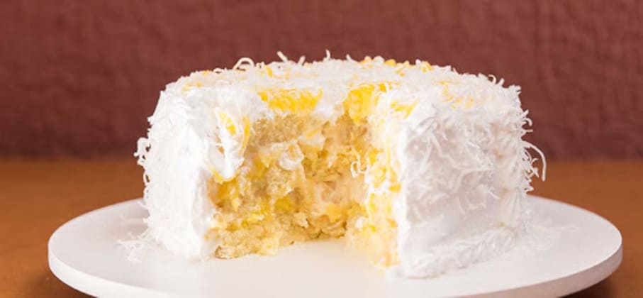Bolo de abacaxi com creme de leite ninho