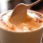 Café cremoso com leite em pó