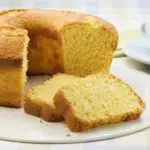 Bolo assado na boca do fogão