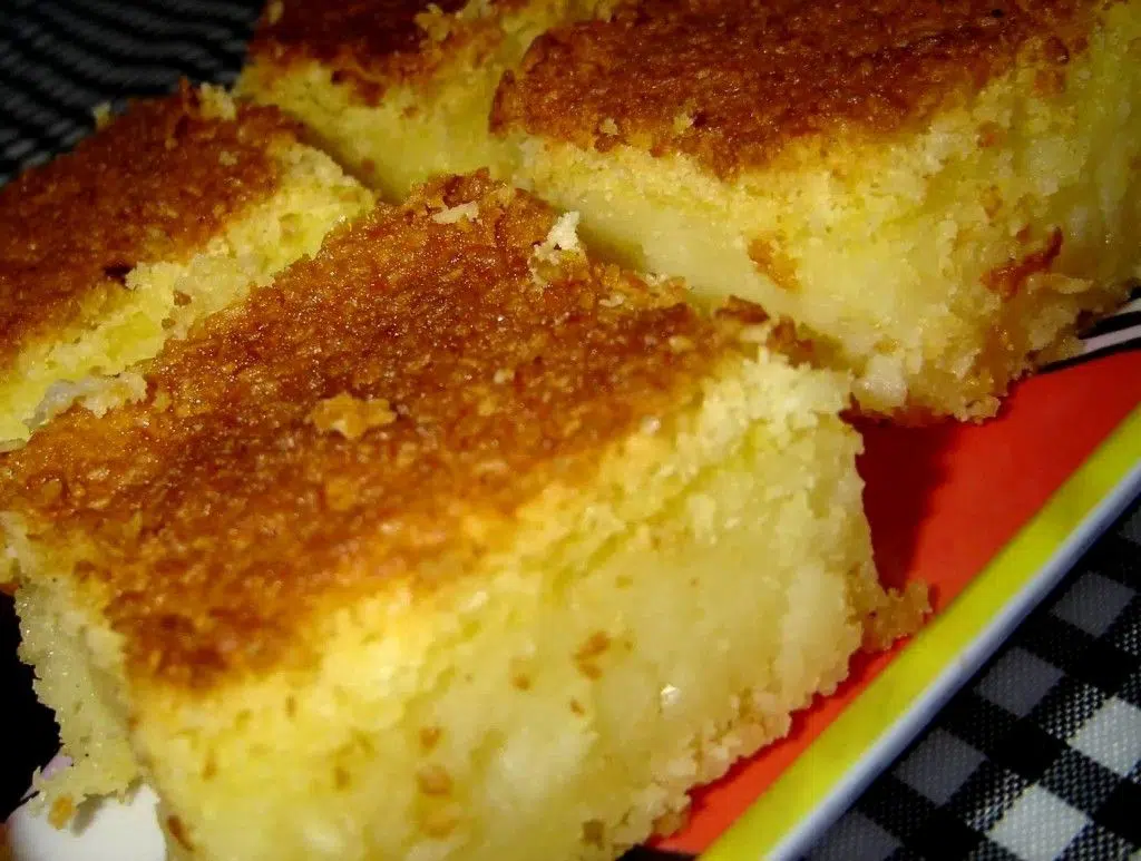 Bolo de fubá com queijo e coco