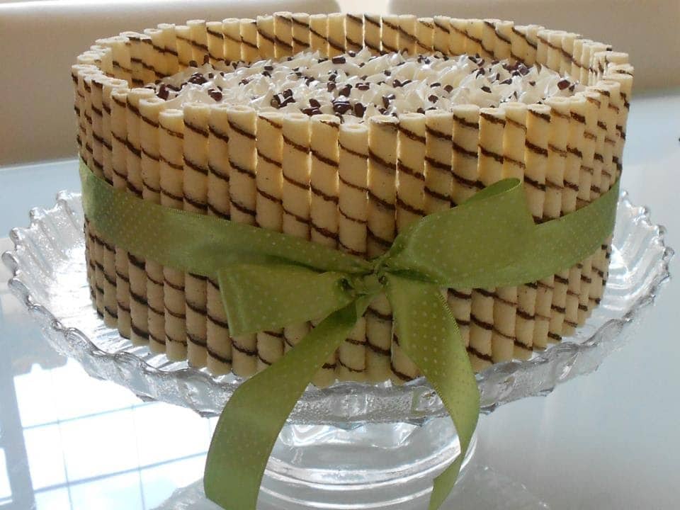 Bolo biju com chantilly