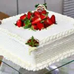 Bolo de morango com chantilly