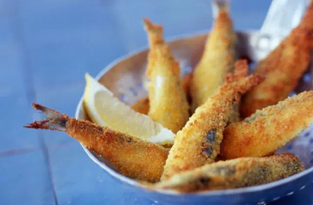 Sardinha empanada com farinha de rosca e frita