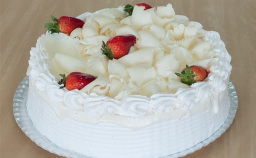 Bolo comemorativo de chocolate branco