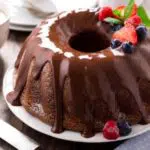 Bolo de chocolate com cobertura