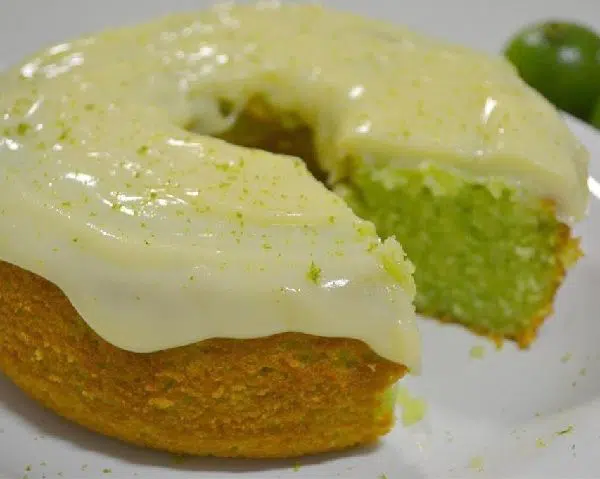 Bolo de limão com gelatina e iogurte