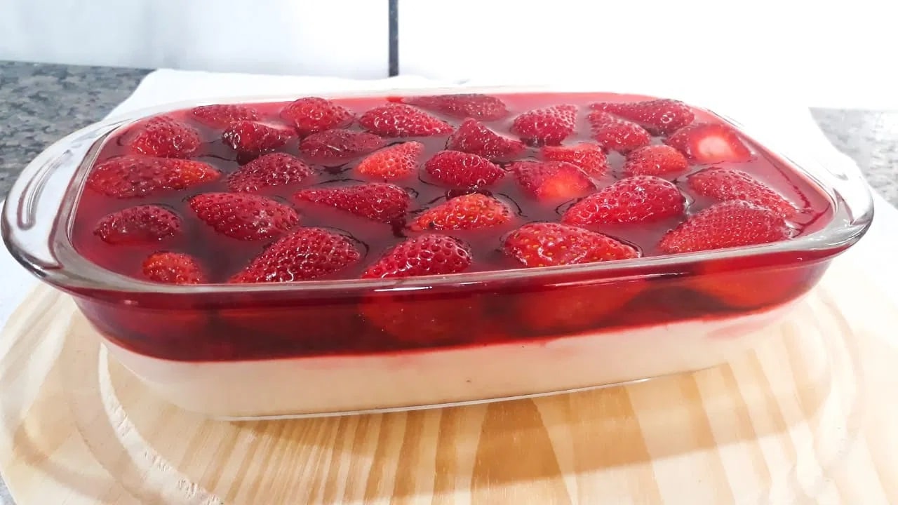 Gelatina de morango com creme branco