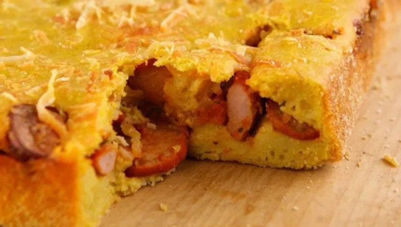 Pastelão assado de salsicha de liquidificador