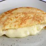 Pão de queijo de frigideira tradicional