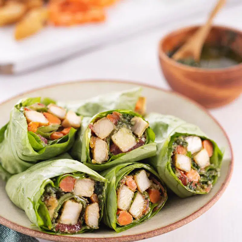 Wrap de alface recheado com frango
