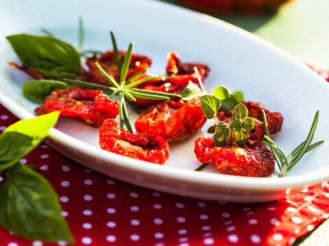 Tomate seco e ovos cozidos com ervas