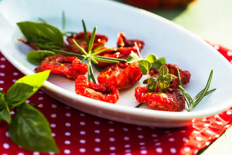 Tomate seco e ovos cozidos com ervas