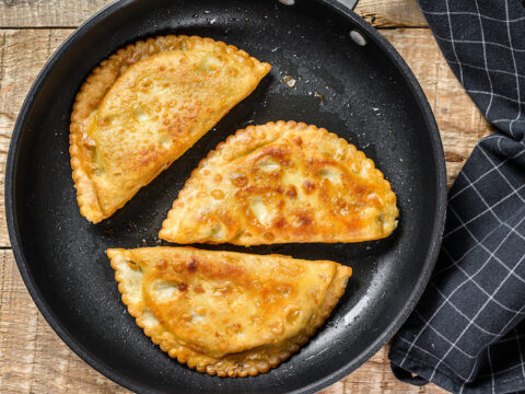 Pastéis de carne e de queijo