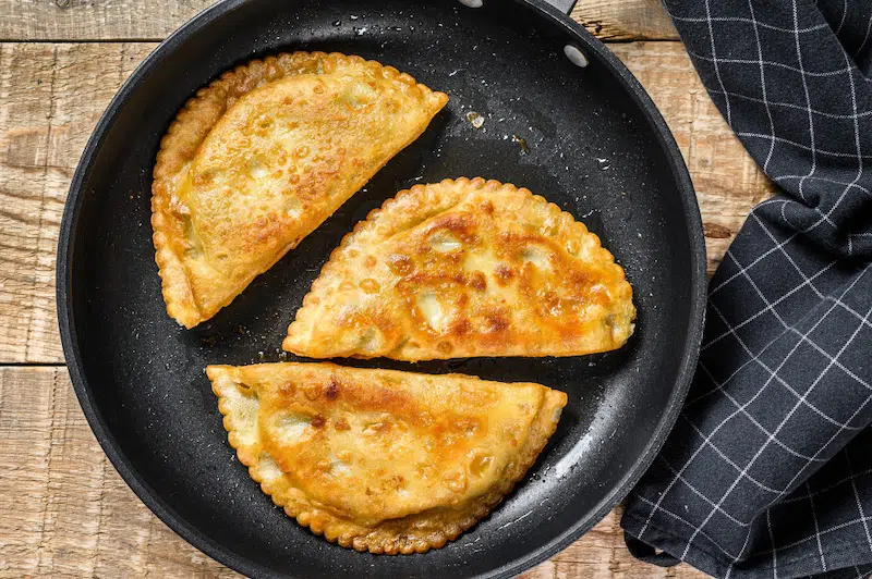 Pastéis de carne e de queijo