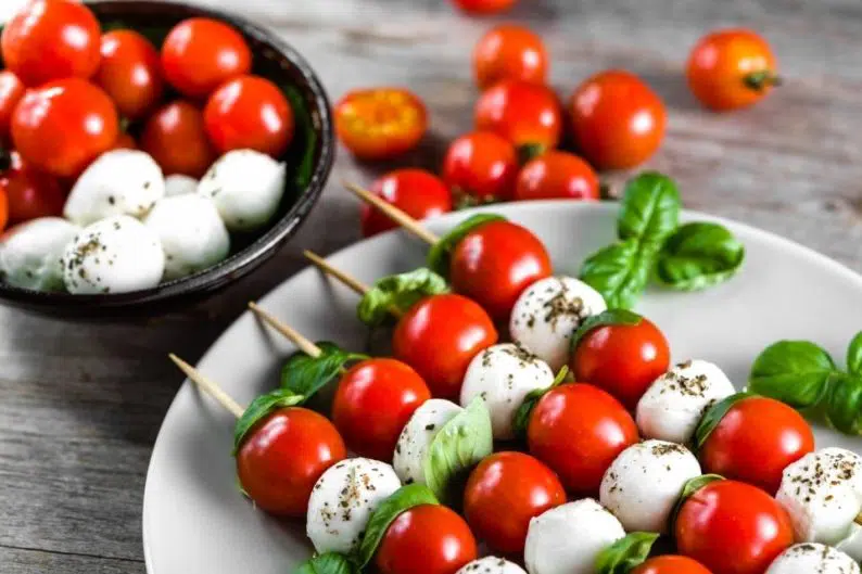 Espetinhos de Ovo de Codorna com Tomate Cereja