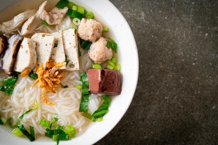 Pho de frango rápido na panela de pressão