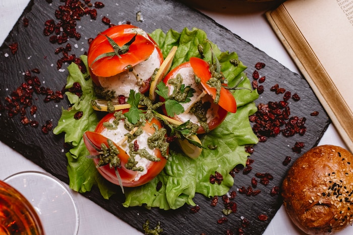 Tomatinhos recheados com creme de gorgonzola