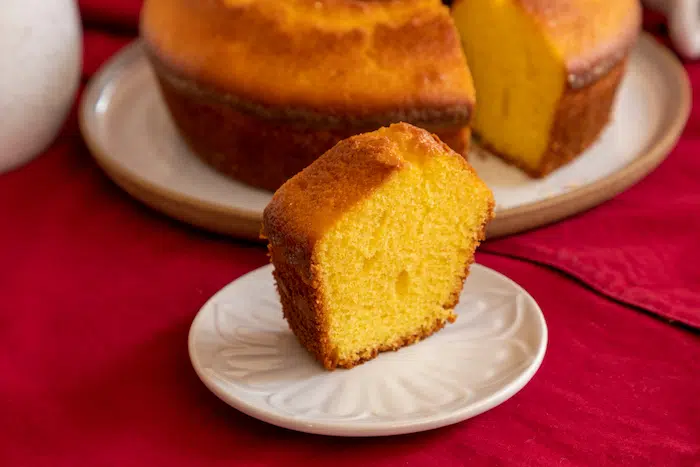 Bolo de Fubá com Queijo Ralado